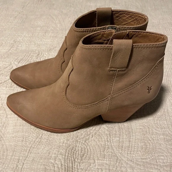 Frye tan leather cowboy ankle booties. Size 8.5 - Picture 2 of 6